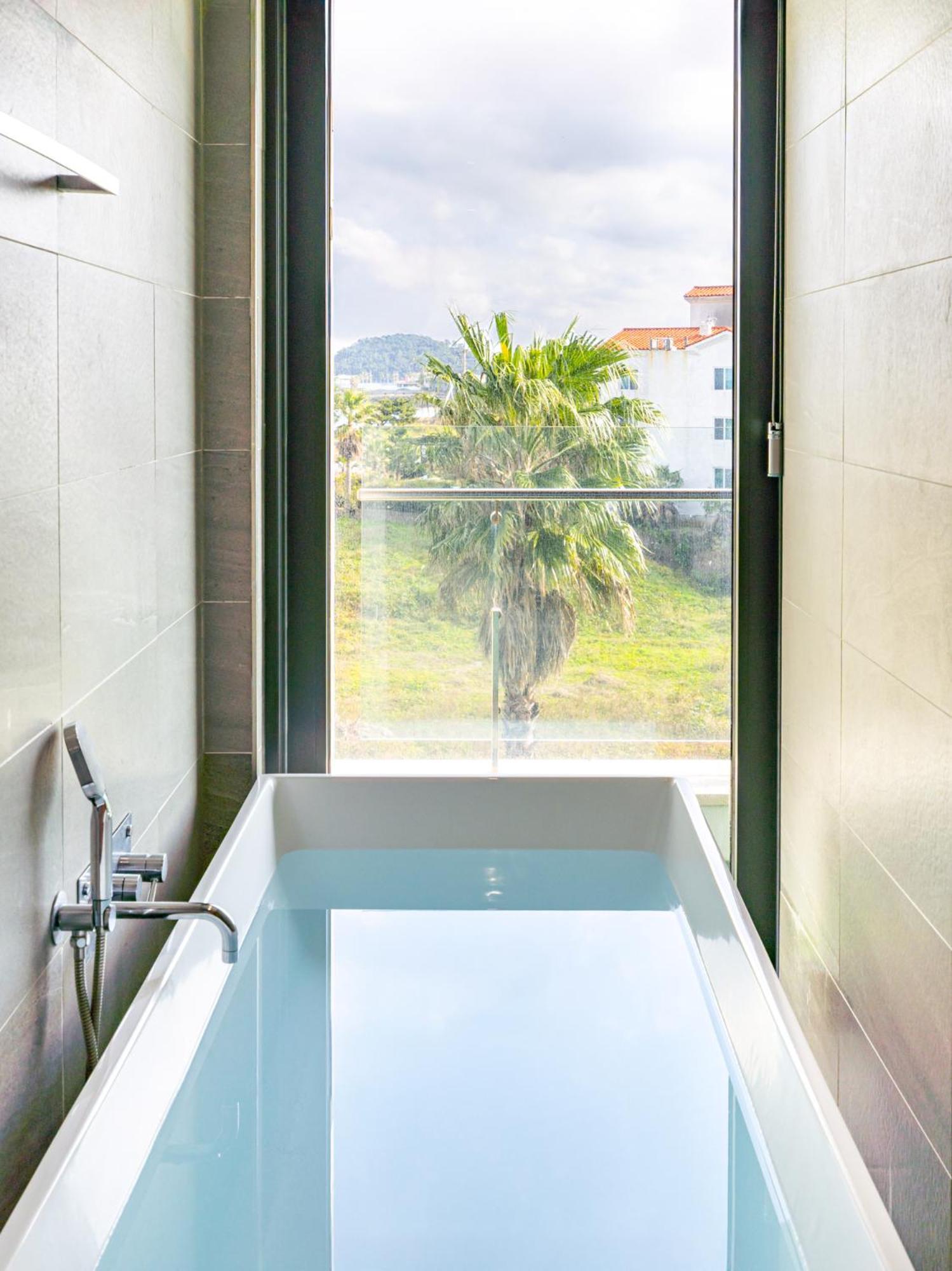 Jeju Attirance Hotel & Poolvilla Seogwipo Bagian luar foto